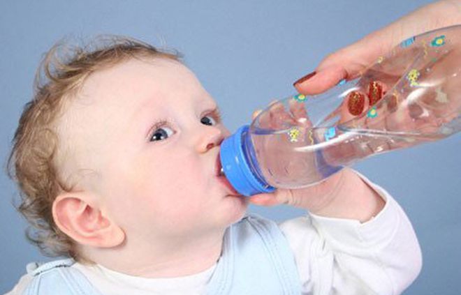 Trẻ em 6 tháng tuổi uống bao nhiêu nước một ngày?