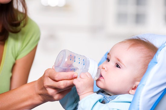 Các loại nước có thể sử dụng cho trẻ 6 tháng tuổi