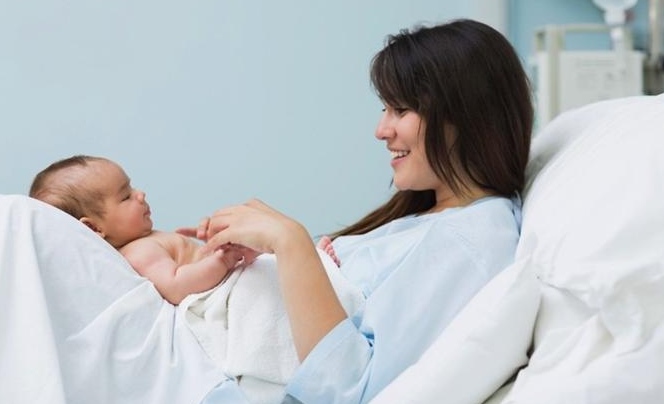 Lợi ích chăm sóc mẹ bầu sau sinh tại nhà