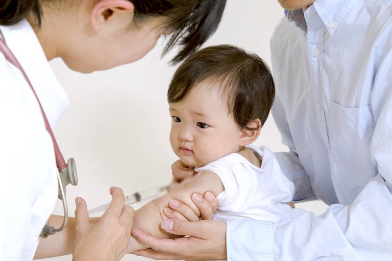 Giúp bé ngăn ngừa bệnh bằng cách tiêm vaccine