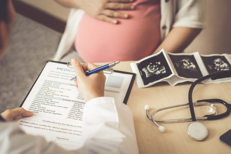 Khám thai định kỳ đúng theo lịch hẹn của bác sĩ để đảm bảo thai kỳ an toàn