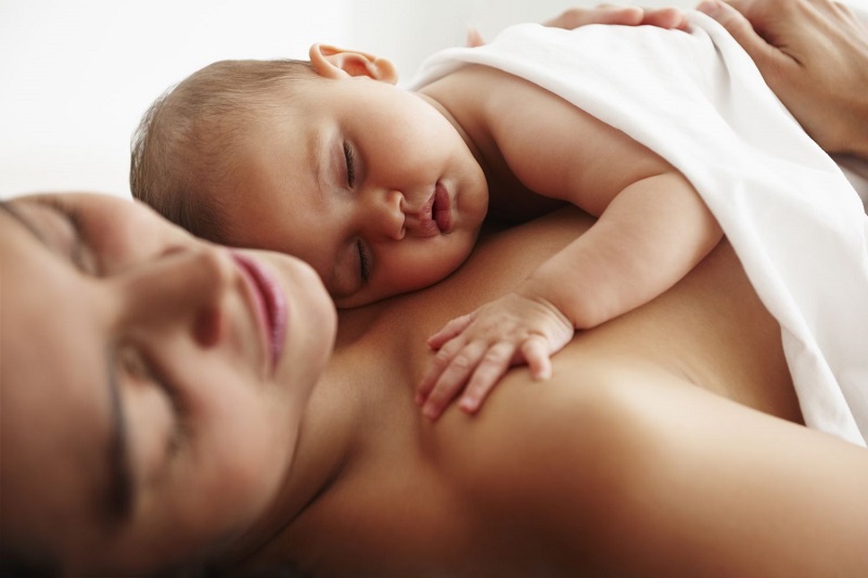 Lợi ích mà phương pháp da kề da sau sinh mang lại cho cả mẹ và bé