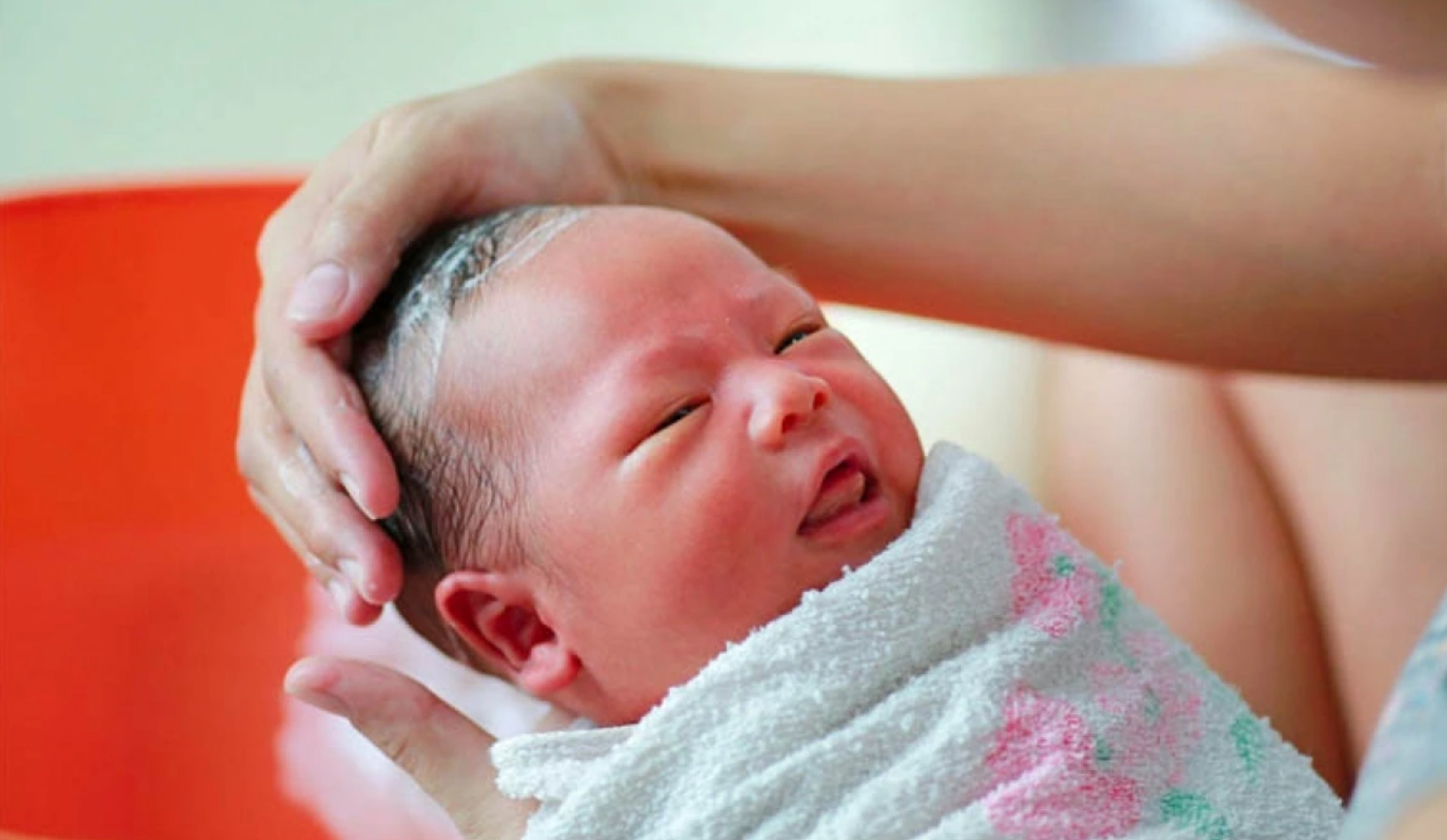 Kỹ Thuật Tắm Nhẹ Nhàng Cho Bé Sơ Sinh