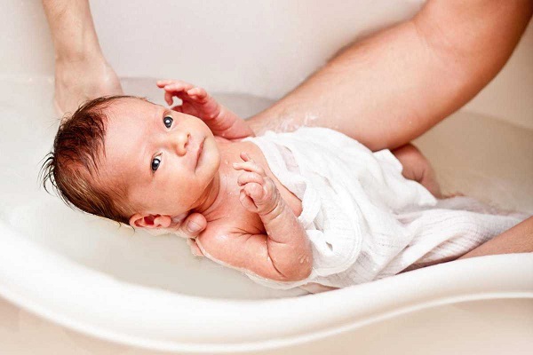 Lưu ý Khi Chuẩn Bị Nước Tắm Bé Sơ Sinh