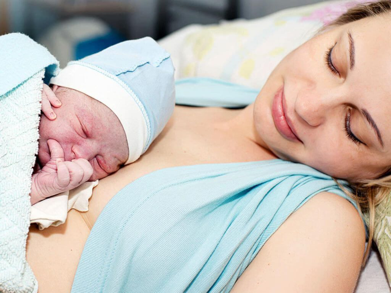 Vì sao theo dõi sức khỏe mẹ và bé sau sinh lại quan trọng?